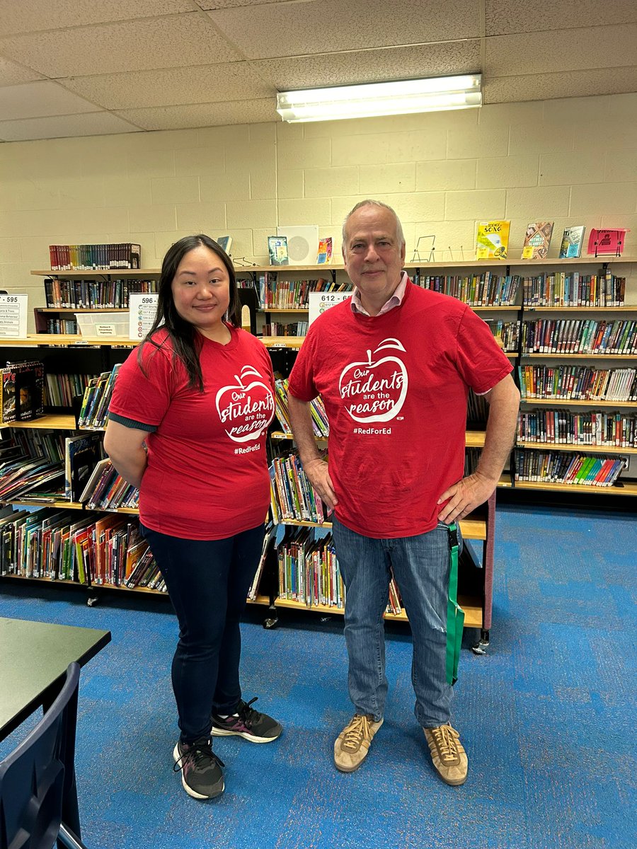 Teachers at Kennedy PS are wearing #ETTRedforEd and showing solidarity in the fight for better learning conditions & learning conditions! #EducationUnafraid @ElemTeachersTO