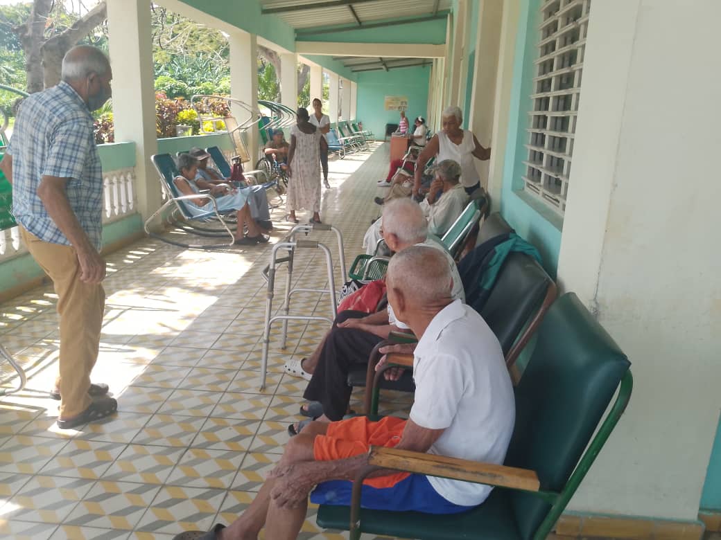 El  Centro Universitario Municipal de Campechuela presente en el Hogar de Ancianos Mariana Grajales  desarrollando  actividades con su Cátedra Universitaria del Adulto Mayor, con la profesora Betzi Mesa Ortiz responsable de la Cátedra en el municipio.
#SomosUniversidadDeGranma.