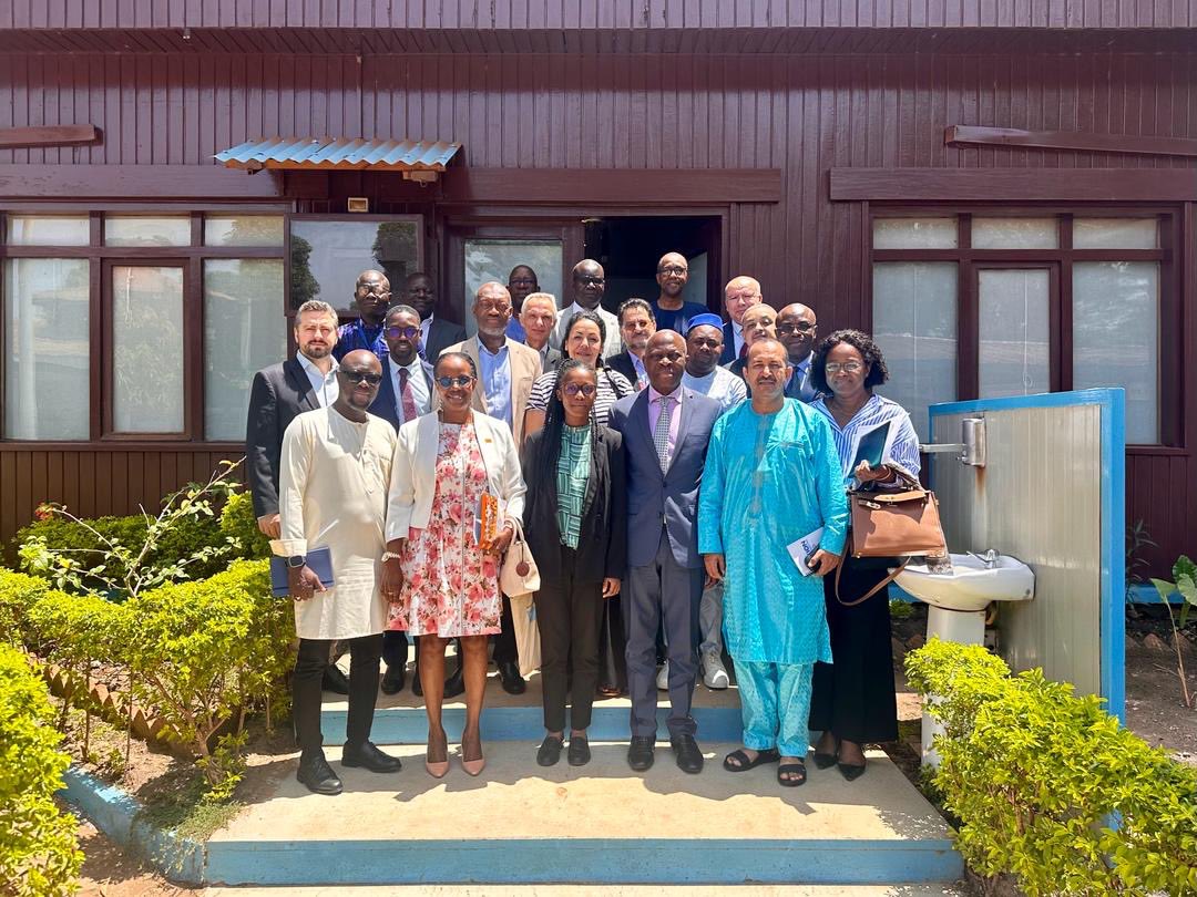 Honored to welcome ILO DG @GilbertFHoungbo to Bangui. Meeting UN country team, he emphasized the importance of supporting social dialogue, social protection & promotion of youth employment. He congratulated UNCT for the strong cohesion & +ve spirit he saw. @SoumanoNteba