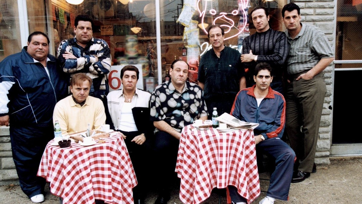 GenTVquadrata's tweet photo. #AccaddeOggi
#22maggio 2001
1^TV italiana Canale5
#iSoprano
Serie USA 6stag 86ep
Impatto epocale su come scrivere sceneggiature
Ogni episodio scritto come un film
Trama: metafore
un BOSS gestisce famiglia naturale e quella mafiosa
Elenco premi infinito
#JamesGandolfini RIP https://t.co/M9fUFQiqT1