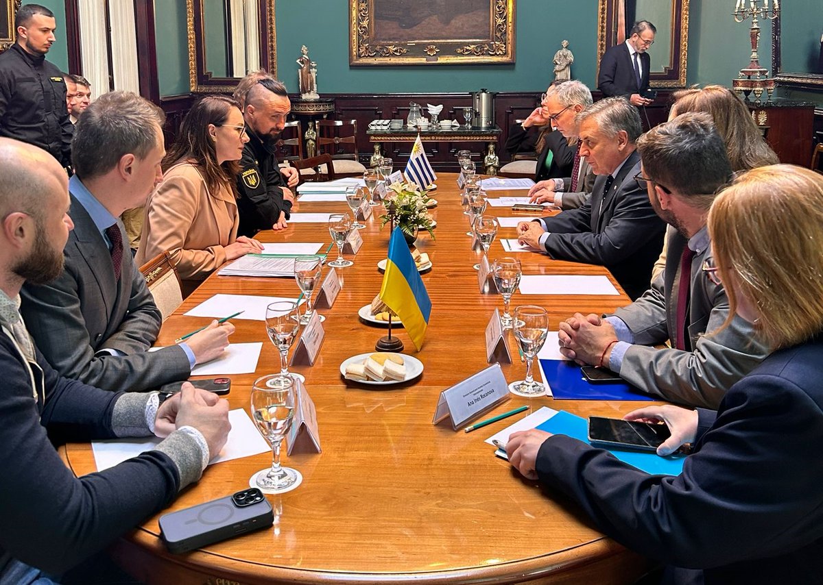 El ministro 🇺🇾 @OmarPaganini recibió a la Primera Viceministra de Ucrania 🇺🇦, @Svyrydenko_Y, y a su delegación, en visita oficial al país. Se mantuvo una reunión de trabajo con la presencia de las ministras Azucena Arbeleche y @elisafacio y el subsecretario @ignacio_buffa