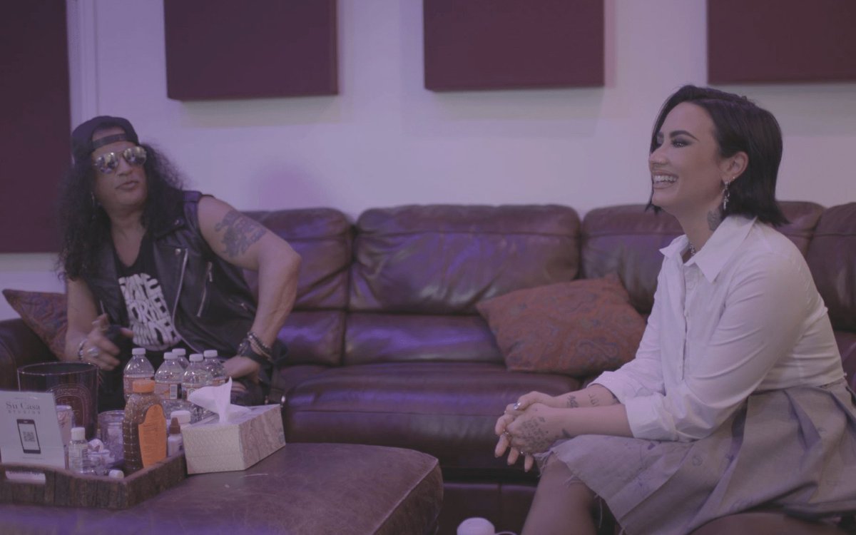 Demi Lovato za pośrednictwem Newslettera: 'Slash jest legendarnym talentem i przyjacielem, którego znam od lat, więc byłam podekscytowana ponowną współpracą z nim przy jego projekcie po współpracy przy REVAMPED w zeszłym roku. Wniósł niesamowitą energię, gdy byliśmy w studiu, a
