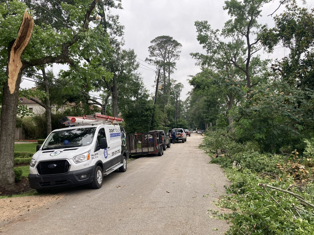 PepperGii's tweet image. Tree branches everywhere around the neighborhood. #SpringBranch #Houston