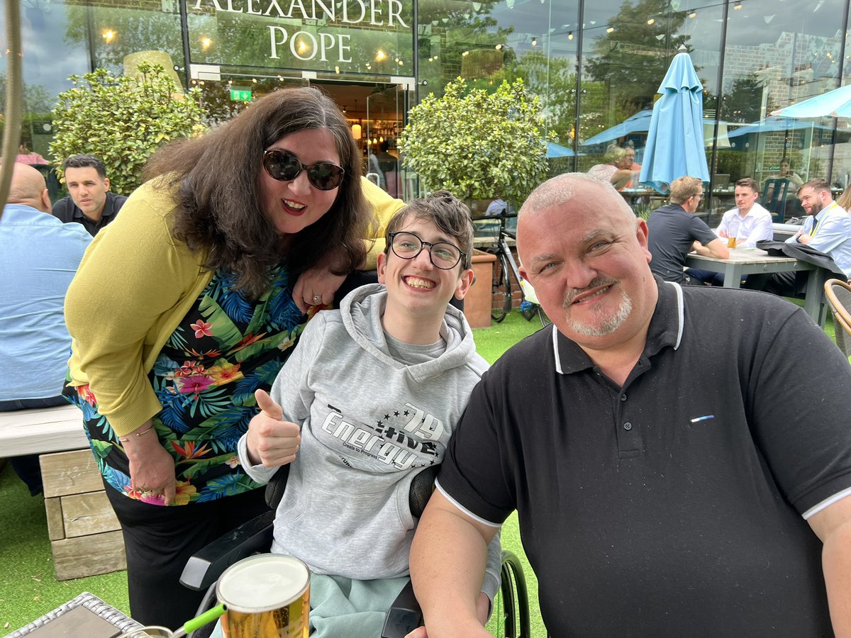 Met up with @CliveBowman554 and @Lesley_Faith for a good catch up and drinks before tomorrow’s game. They are HUGE bears fans and have made their way to Twickenham today - met them at their hotel . Can’t wait for tomorrow . It’s going to be electric ⚡️ 
Lessgo Quins 🃏