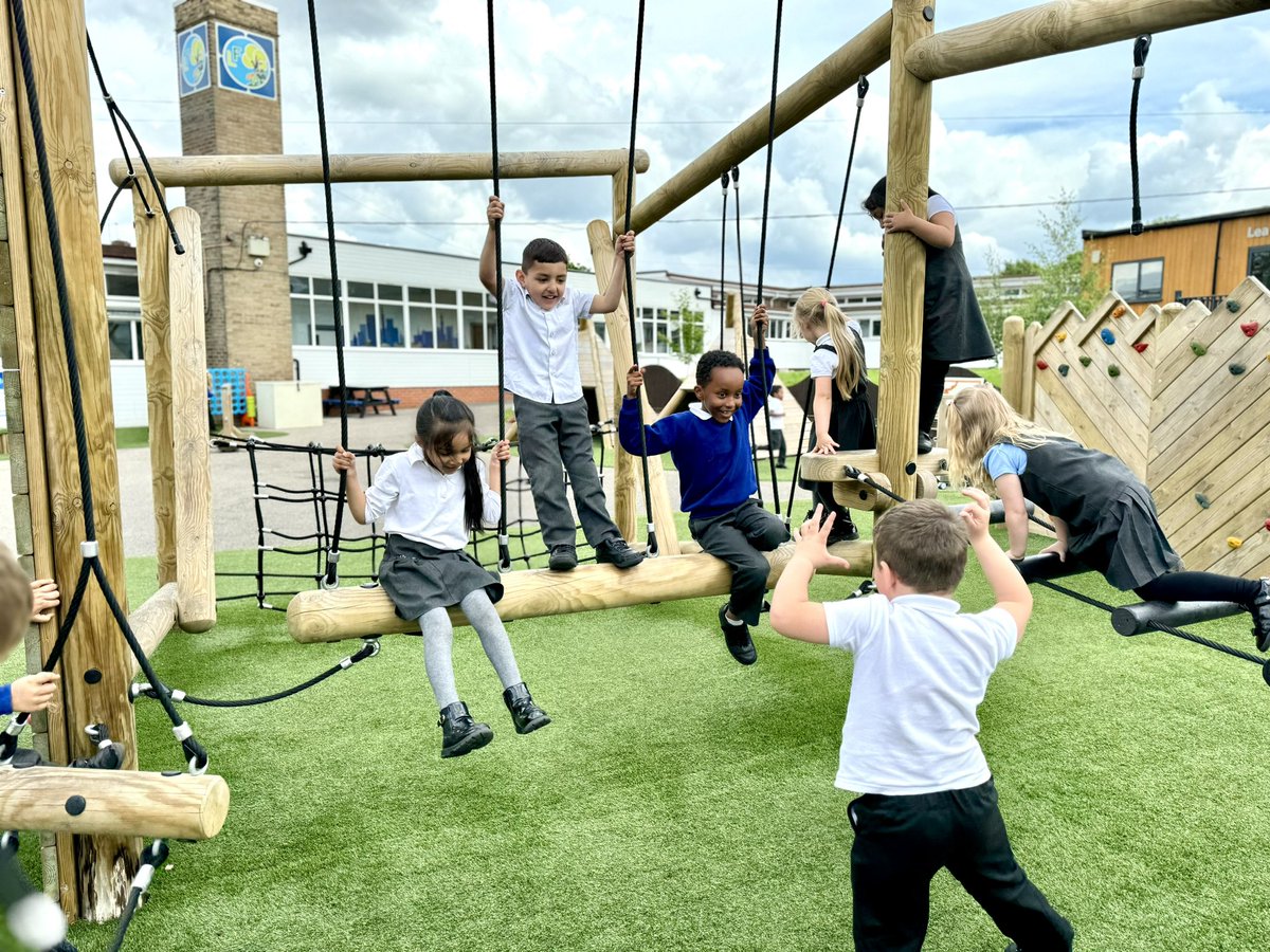 MissThomas124's tweet image. Fantastic end to another fantastic week of learning and exploring! #RFH had a fun-filled time playing on the year 1 playground this afternoon 🌻☀️