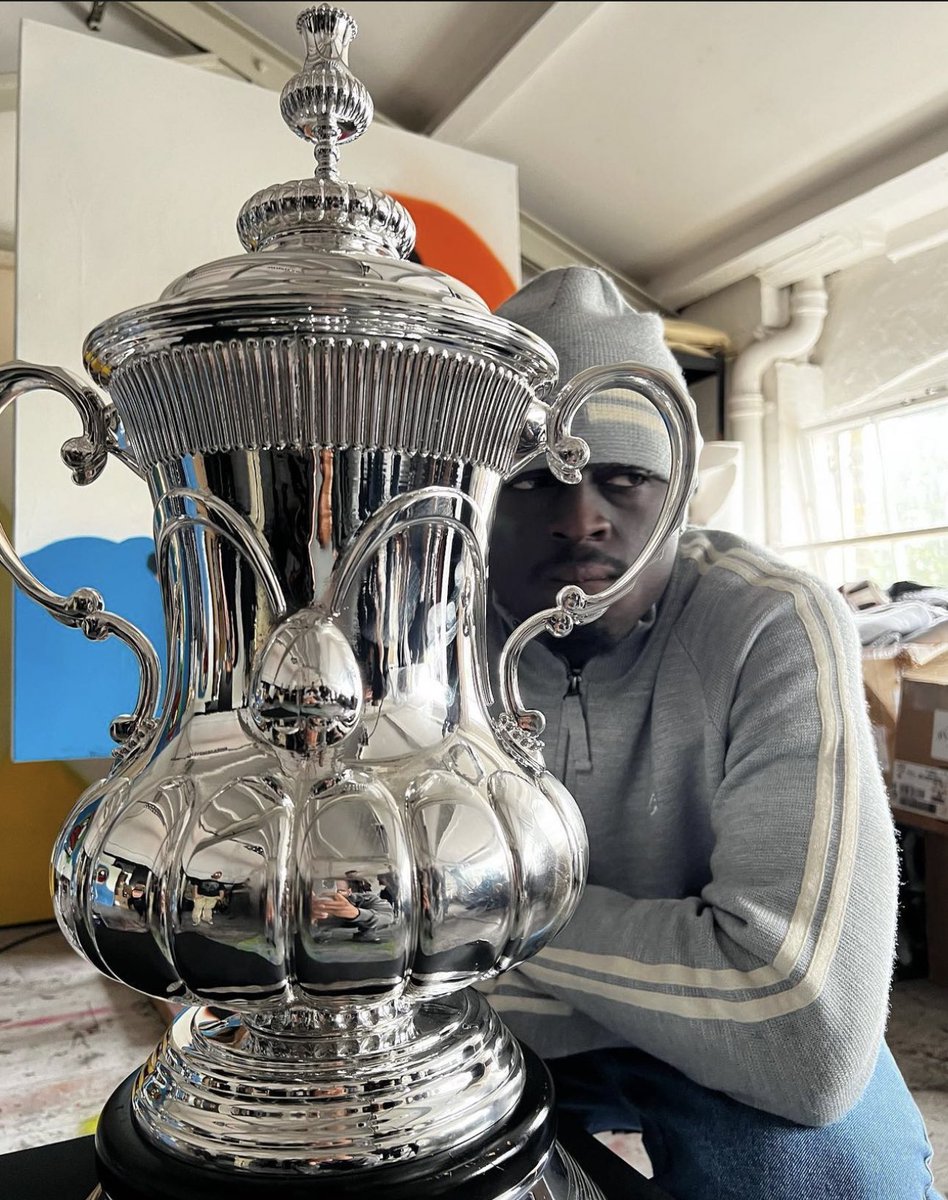 Nigerian Olaolu Slawn designed the 2023/24 FA Cup Trophy.
 
👏🏽🇳🇬