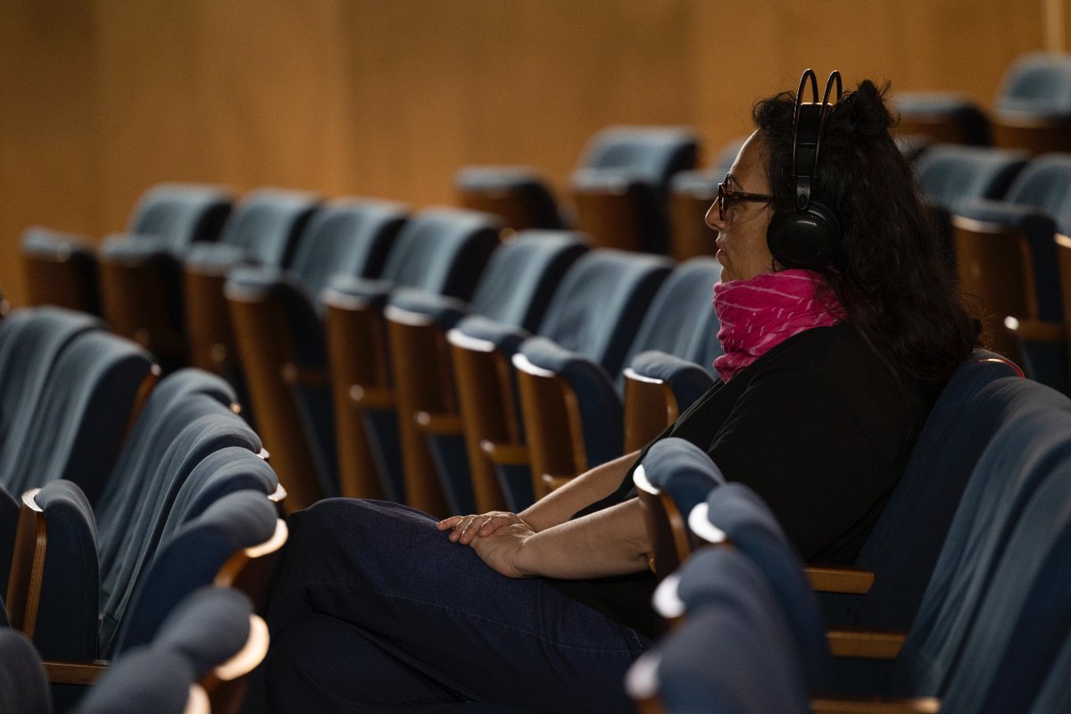 Dues accions: algú mira en silenci mentre es duu a terme una coreografia d’accions al escenari. “Se respira en el jardín como en un bosque” de El conde de Torrefiel.

📆18 i 19 de maig.Horaris a la web a @teatreelmusical
🎟️Encara hi ha entrades a la web del TEM!

#CabanyalÍntim