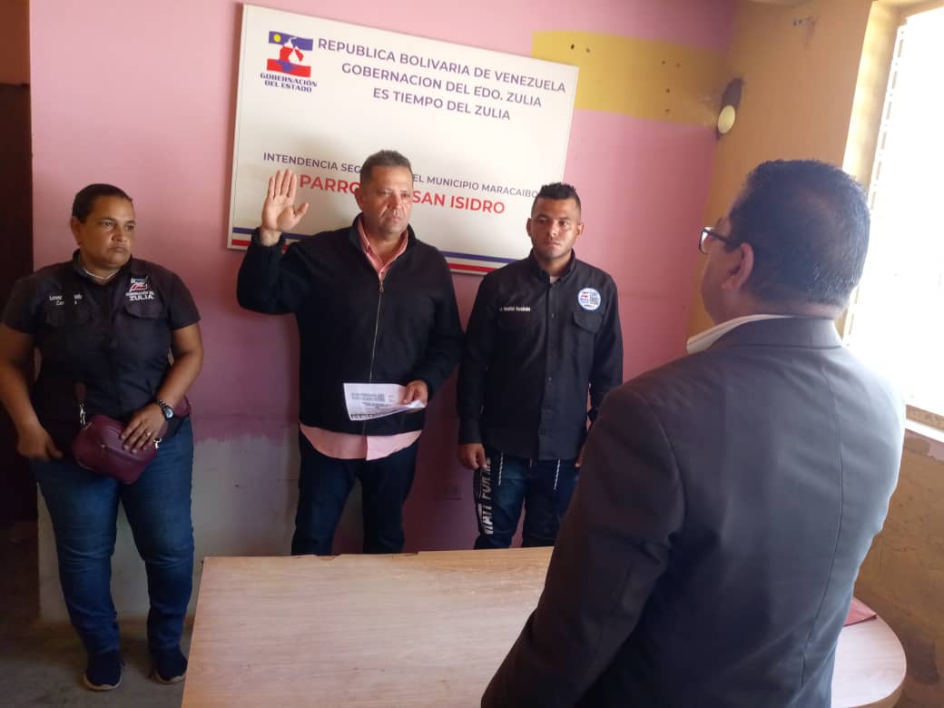 drizulia's tweet photo. #18May | El Dr. @larryd.luzardo Director Regional de Intendencia, visitó la parroquia San Isidro del municipio #Maracaibo con el fin de juramentar al nuevo Secretario de la Intendencia Dioni Ramírez. 

¡Esperanza es futuro! 

#DriZulia https://t.co/tnVXqnqspI