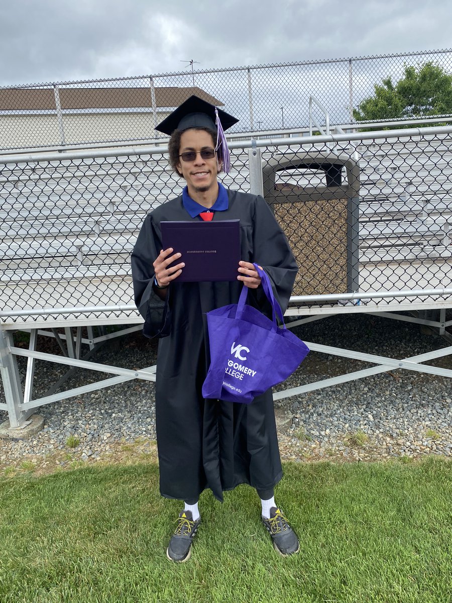 Thank you professors @montgomerycoll for educating me throughout my Digital Animation Degree. Hopefully, I'll build up my career to work at an animation studio.👨🏾‍🎓 #MCGrad2024