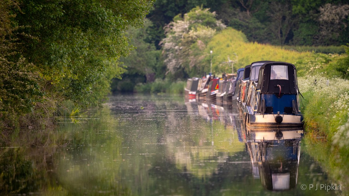 A pleasant Spring evening on the canal 🥂

#BoatsThatTweet #KeepCanalsAlive #LifesBetterByWater #LandscapePhotography #NikonPhotography @CRTBoating @CanalRiverTrust @CRTWestMidlands