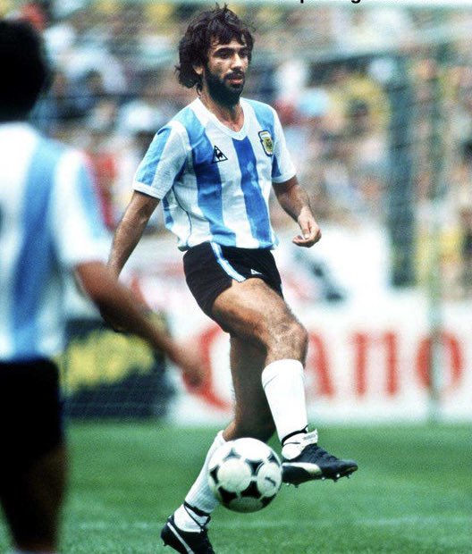 🎂 7️⃣2️⃣ Jorge #Olguín El exdefensa internacional argentino logró el Mundial 1978, también disputó el de 1982, en clubes jugó en CA San Lorenzo (3 Ligas Primera), CA Independiente (1 Liga Primera), Argentinos Juniors (2 Ligas Primera, 1 Copa Libertadores y 1 Copa Interamericana).