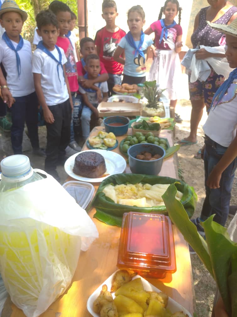 Compartimos con el colectivo pioneril y el equipo de guías de la La escuela primaria Luis Ruiz Pallares del #Cotorro colectivo aguerrido realizando su feria Guajirito Soy en homenaje al Día del Campesino.