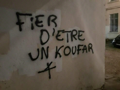 On s'indigne pour tous les lieux de cultes injustement touchés et à juste titre mais bizarrement j'ai pas constaté la même indignation nationale quand on parlé de la Mosquée Rhône.
Pas même un tweet !!!!!!!!!!!!!!!!!!!
 Une mosquée lyonnaise une nouvelle fois visée par un tag