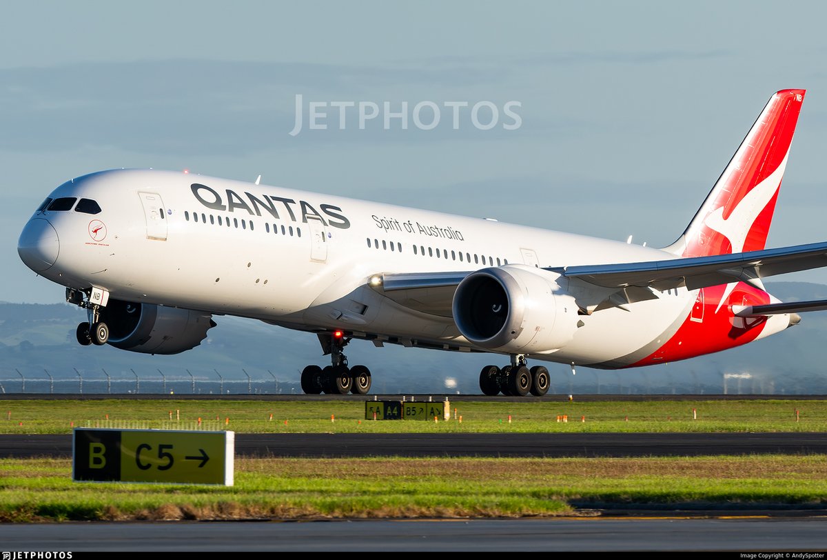 A Qantas 787 in Auckland. jetphotos.com/photo/11332396 © AndySpotter