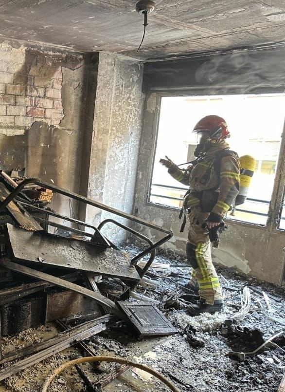 🚨 Los bomberos de Huesca extinguen un incendio en una vivienda de la calle Ramón y Cajal, que se ha iniciado en el salón. Su propietaria permanece en observación en el hospital San Jorge de la capital oscense. Más información: ▶️ cartv.es/aragonnoticias… 📸 @aytohuesca