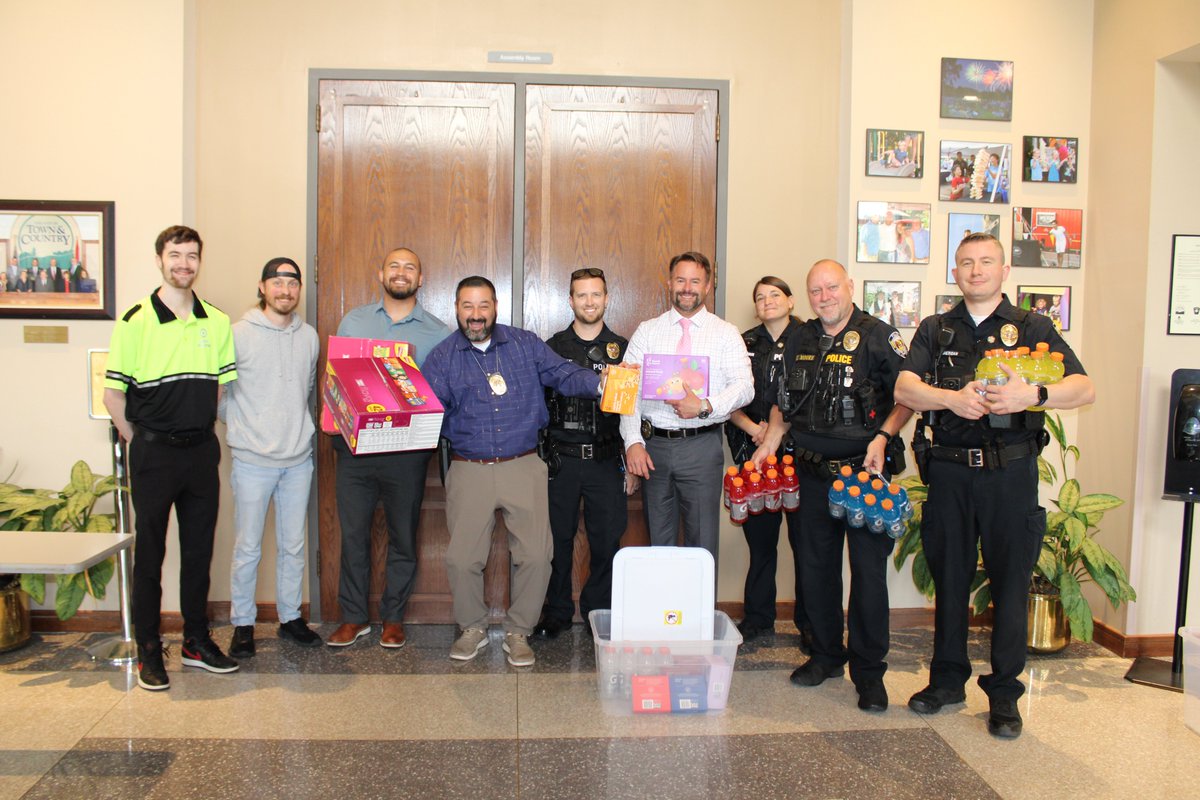 A big thank you to the amazing team at Target for bringing Gatorade and snacks to our department! Your kindness and support mean the world to us. We're grateful to have such thoughtful neighbors in our community. 💙🎯 #Target #CommunitySupport #TownAndCountryPD
