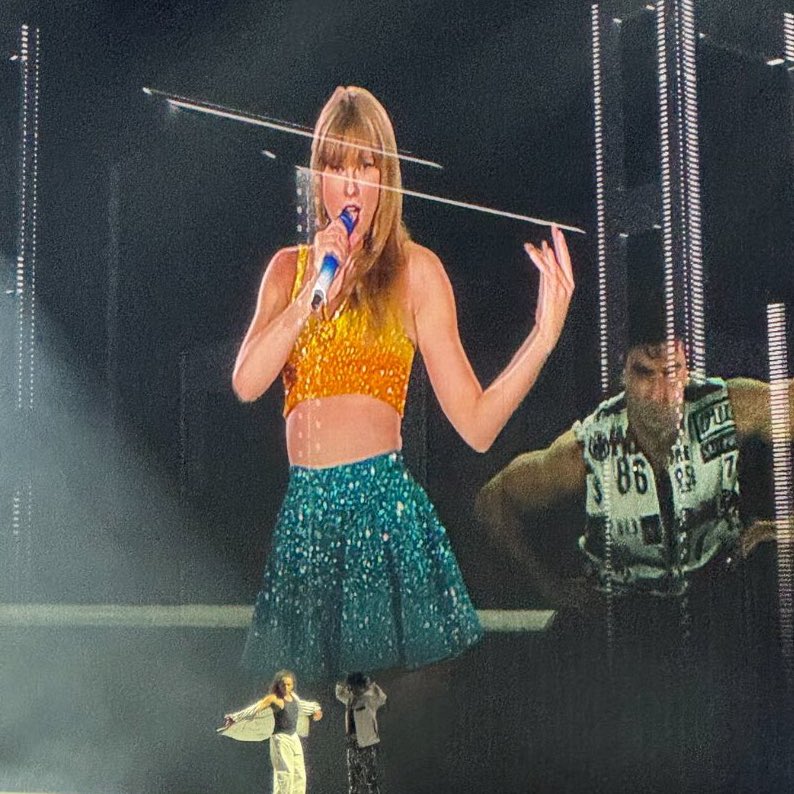 🚨 | NOVO CONJUNTO de '1989' com as cores da bandeira da Suécia! 💛💙

#StockholmTSTheErasTour