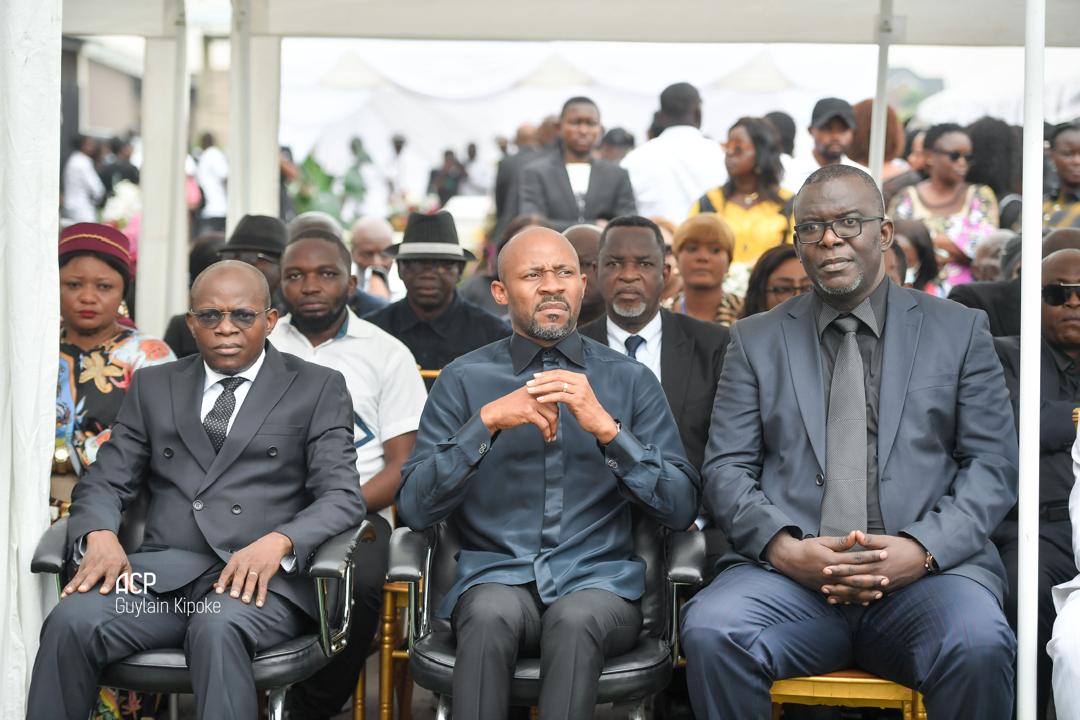 RDC : Le ministre de la communication et médias , Patrick Muyaya, a rendu vendredi ses derniers hommages au Directeur de l'agence congolaise de presse, Romain Sumbula, à l'hôpital du Cinquantenaire à Kinshasa, lors des obsèques organisées par la famille de l'illustre disparu.