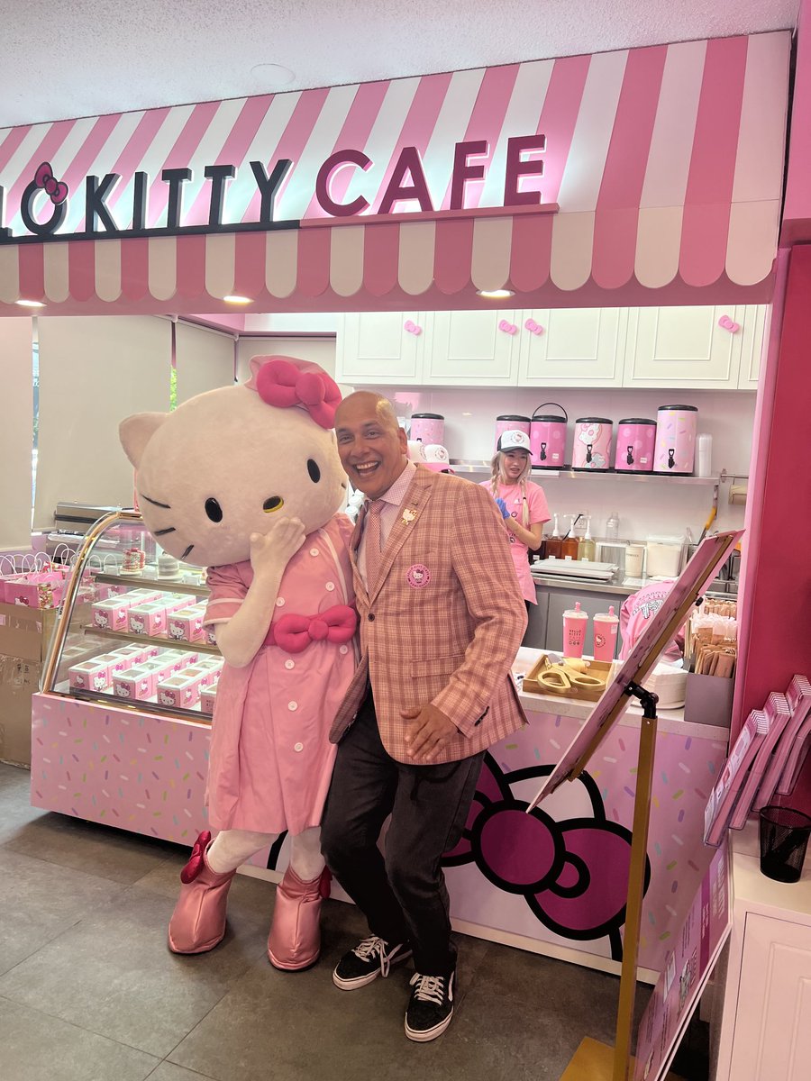 Grand opening of #HelloKitty cafe on Robson St - the first in North America! She looks great and kawaii for fifty! On behalf of City of Vancouver “Kitti Howaitu e yokoso” 🎀