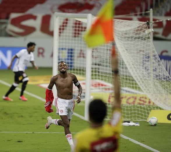 pfvandre's tweet image. Em 2009 entregaram o jogo para atrapalhar o Palmeiras ajudando no Hexa!

Em 2022 segurou o Internacional no beira rio que já estava com a taça na mão ajudando no Octa Brasileiro! 

E tem gente puto pq Gabigol tava com a peita dos cara 

VAI TOMAR CU PQP 
POVO DODOI DA PORRA