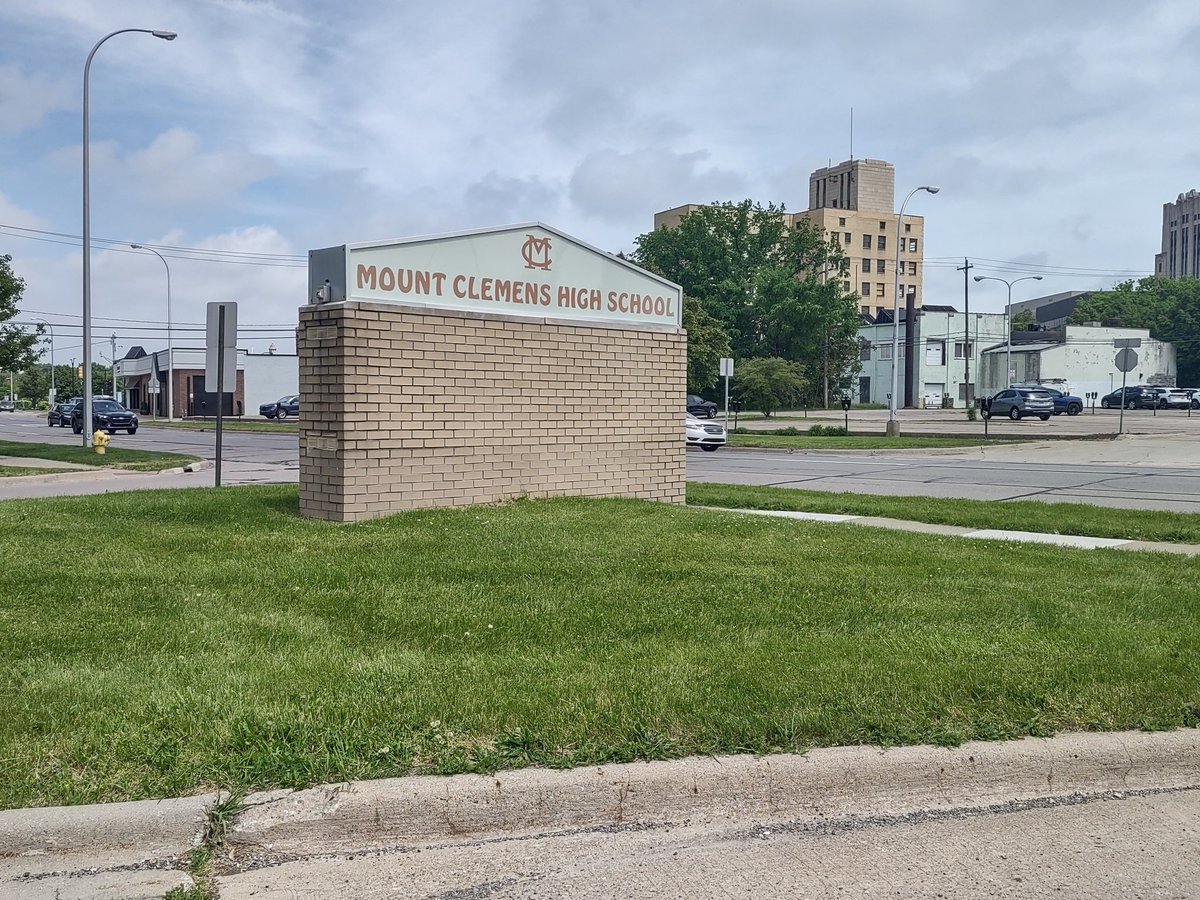 Coach_Griffin32's tweet photo. Had a awesome visit this afternoon at Mount Clemens High School. Thank you to @PHDLineCoach and to everyone for your awesome hospitality. #GoGreen #LetsRide #RecruitingMichigan https://t.co/29B40DmKMV