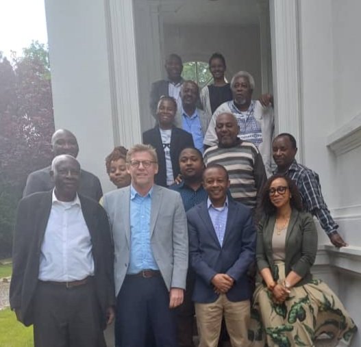 UbaloziGermany's tweet photo. Mhe. @HassaniMwamweta   amekutana na Bw. Joachim  Paul, Mkurugenzi wa Taasisi ya Heinrich Boll Stiftung akiwa na  Wanazuoni kutoka  Vyuo Vikuu vya Tanzania ambao wapo hapa Ujerumani kushiriki majadiliano mbalimbali kuhusu masalia ya binadamu na mali kale  kutoka Tanzania https://t.co/k1LJmBqMcN