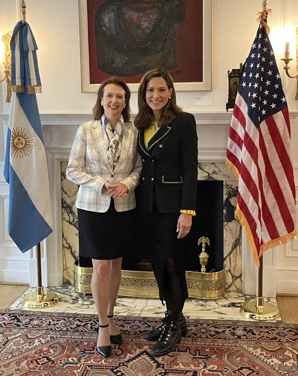 Hoy tuve una muy buena conversación con la canciller argentina @DianaMondino. La felicité por su trabajo y por llevar, junto al presidente Milei, a la Argentina lejos del Socialismo. ¡Son un referente moral para la región!