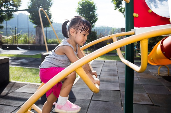 This long weekend make sure to review playground safety rules with kids! Before your little ones climb up, check the playground for any sharp or dangerous surfaces. 🛝 Check out @AboutKidsHealth for more #PlaygroundSafety tips ➡️ bit.ly/4cnq8hL