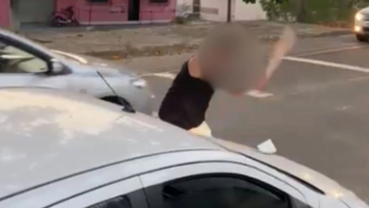 Iases vai apurar conduta de agente que destruiu carro de mulher em Cachoeiro [ leia.ag/a/B73C/g1a5pbi ] Um vídeo registrou o momento em que o agente socioeducativo acerta o veículo da mulher com um pedaço de madeira, no bairro IBC