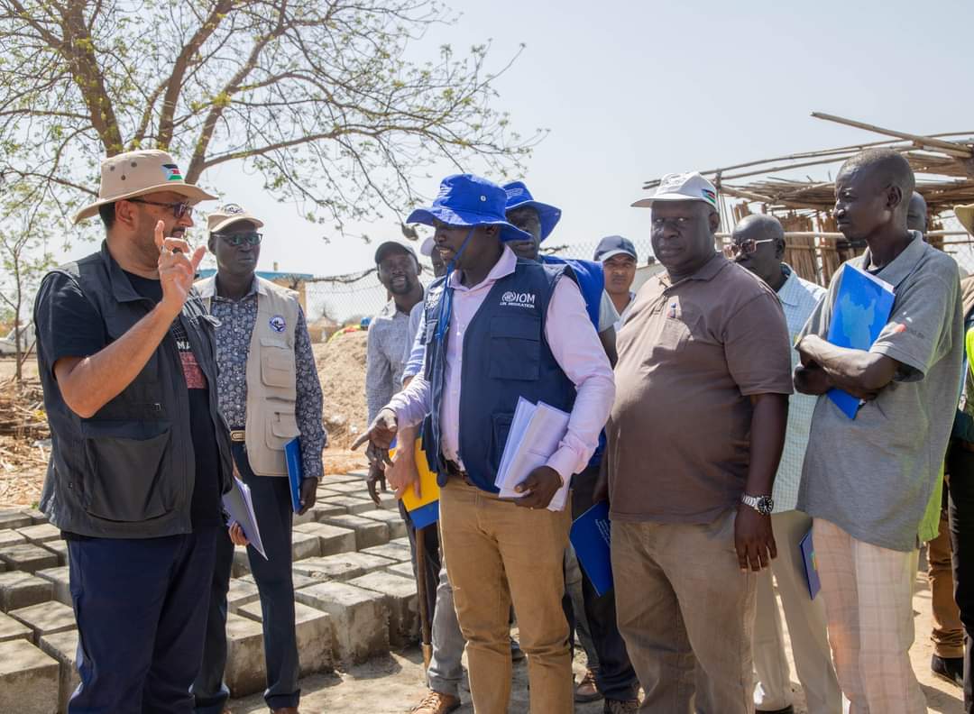 As part of project review, reps from @WorldBank, @SouthSudanGov, @UNOPSSouthSudan, @UNHCRSouthSudan visited #ECRP infrastructure projects in Renk. ECRP aims to improve access to basic services, strengthen flood resilience and enhance institutional capacity for service delivery