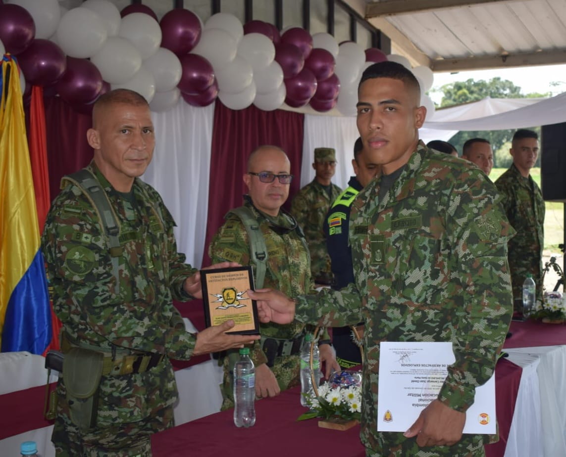 7 suboficiales y 18 soldados profesionales se certificaron en el curso de Despeje de Artefactos Explosivos. La ceremonia de clausura se hizo en el Batallón de Ingenieros de Combate N.° 7 de la #SéptimaBrigada en San Martín, #Meta. #ProtegemosLaVida @COL_EJERCITO