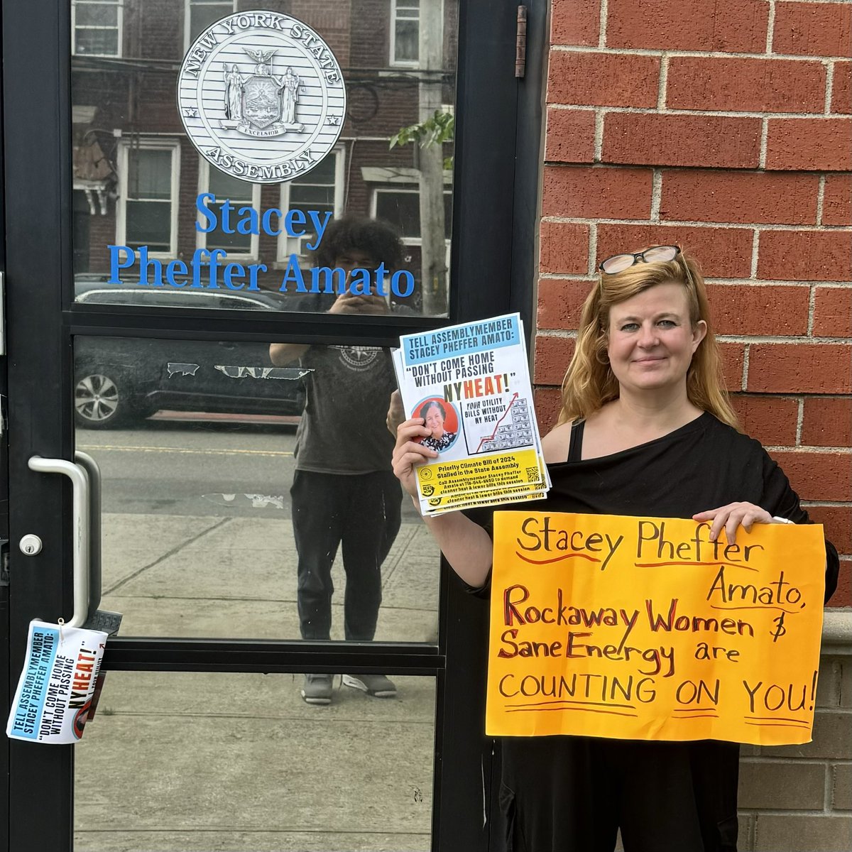 Climate and Affordability organizers with @SaneEnergy and @RockawayWomen were flyering in Rockaway Beach today to talk to constituents about #NYHEAT! @Stacey23AD, don’t come home without passing the NY HEAT Act! 💦 Keep Rockaway affordable 💰 and above water! 🏄‍♂️