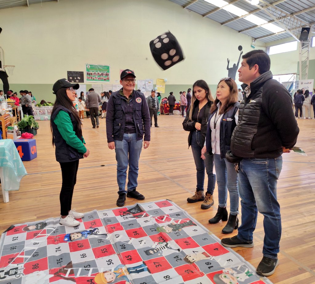 #VinculaciónECU911 | De forma lúdica, socializamos el buen uso de la línea 9-1-1 a los asistentes a la feria de seguridad ciudadana efectuada en la parroquia #Químiag, #Riobamba #Chimborazo.

Estudiantes y ciudadanía se suman a la campaña #UsaBienEl911. ☎️🧒👩🏼