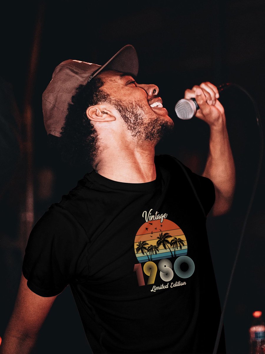 1980’in vintage havasını yaşayın! 

🎤✨ Sınırlı Üretim 1980 tişörtümüzle altın çağı stil ve şıklıkla yeniden canlandırın.

#TheBrodi #Vintage1980 #RetroModa #SınırlıÜretim