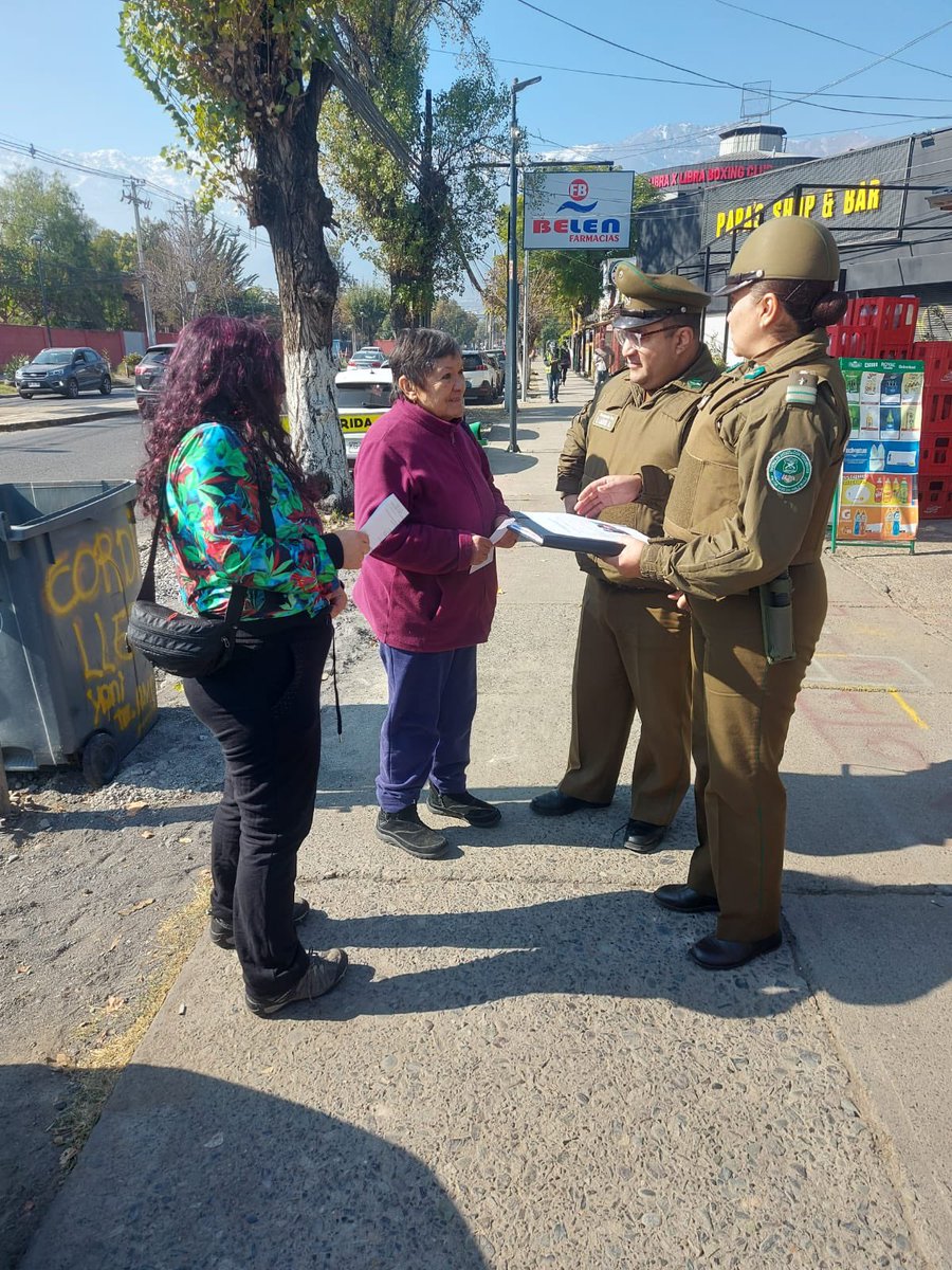 #LaFlorida: CarabMicc de la 61a. Comisaría 'Cabo 2do. Pablo Silva Pizarro' hace entrega de recomendaciones Medidas de Autocuidado a locatarios y residentes del sector territorial
#CarabinerosDeTodos.