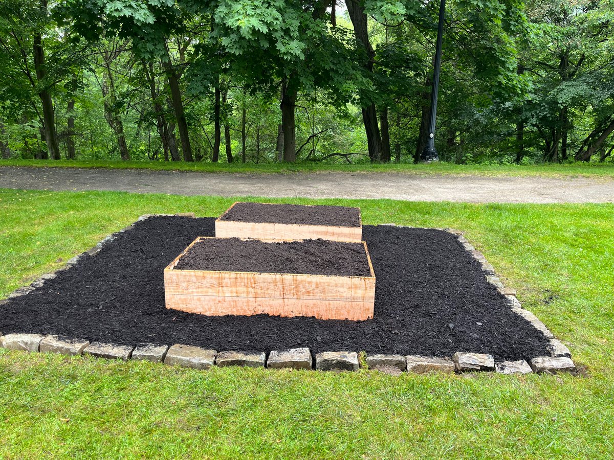 Thank you to the hardworking volunteers of @turner_talk Construction who helped to beautify Riverview Park, plant hundreds of perennials, and construct and install garden beds in the park. Shoutout to Councilman @bobbywilson412 of @Dist1Pgh for stopping by to thank the