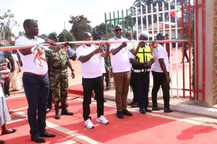 Inauguration ce 17/5 du bâtiment 'Maison Iteka' abritant le nouveau bureau Provincial de @MuyingaProvince par S.E @GeneralNeva. Ce bâtiment est une oeuvre construite par les natifs de la Province, avec l'appui des amis et partenaires, dans l'esprit de bâtir le Burundi Émergent