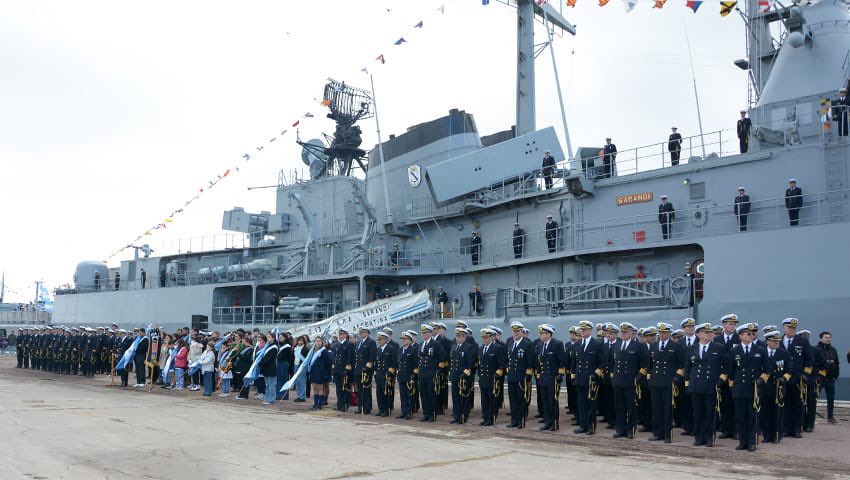 En la Plaza de Armas “Capitán de Fragata (PM) Sergio Raúl Gómez Roca” se desarrolló la ceremonia por el Día de la Armada Argentina. Fue encabezada por el Ministro de Defensa y se conmemoró el 210° aniversario de la victoria del Almirante Brown. 👉🏻 gacetamarinera.com.ar/ceremonia-cent…