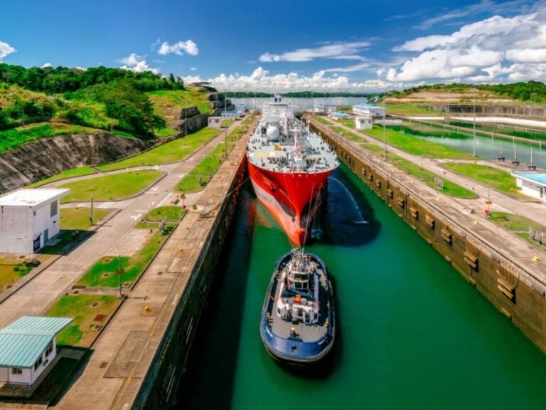 #PanamaEnDirecto | La Autoridad del Canal de Panamá @canaldepanama aumentó de 24 a 31 los tránsitos diarios de buques por la vía interoceánica. hub.com.pa/aumentaron-a-3… 'Panamá en Positivo'.