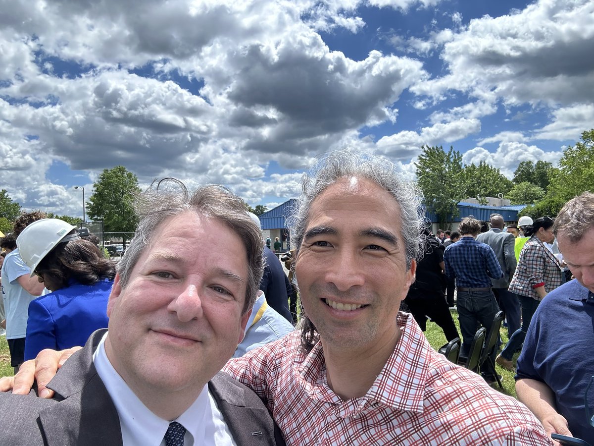 GREAT NEWS!! The new @APSVirginia Career Center will be named after Grace Hopper!! A pioneer in computer programming & US Navy Rear Admiral, she was an Arlington resident & fellow @Vassar grad. Glad to be there with fellow Vassar ‘92 alum Erik Endo. apsva.us/engage/arlingt…