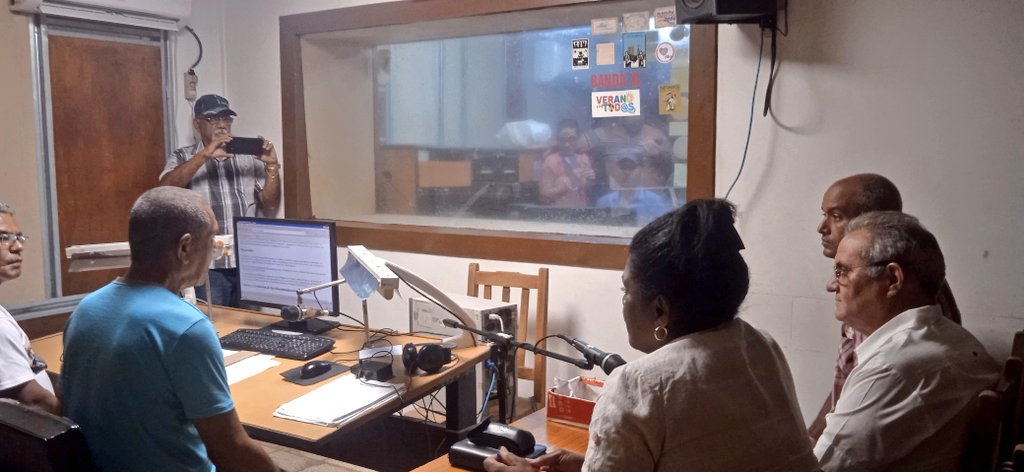 AHORA| Estamos al aire en Radio Baraguá, en #PalmaSoriano, explicándole al pueblo las acciones para estabilizar el abasto de agua, para apoyar la alimentación con la venta de comida elaborada y la higienización de las comunidades. #UnidosXCuba #SantiagoDeCuba