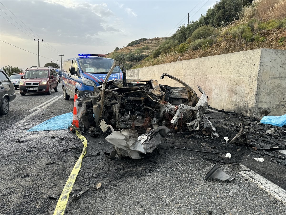 Antalya'nın Alanya ilçesinde Polonyalı çiftin bulunduğu otomobil refüje çarparak takla attıktan sonra alev alev yandı. Yangında araçtaki çift feci şekilde can verdi.