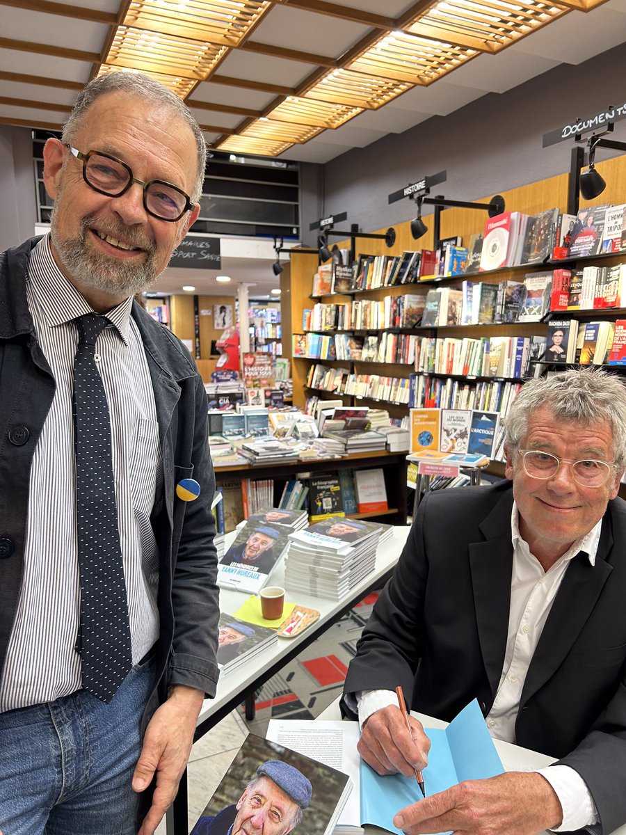 patrick_fostier's tweet image. Séance dédicace à la Librairie Rimbaud de Charleville-Mézières. « Le beuqueu » alias Yanny Hureaux dédicaçait ses mémoires avec leur auteur, Didier Louis ancien responsable de L&apos;Ardennais. 

Heureux de les retrouver tous les deux et de pouvoir lire ce document. 

Yanny peint…