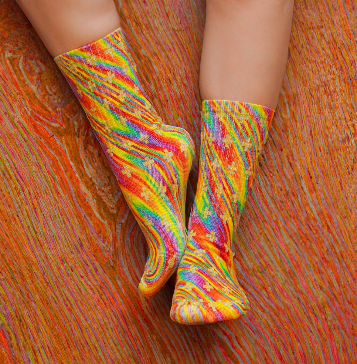 🌈 Revamp your sock drawer with the captivating Alex Grey & Allyson Grey collection. Your feet can be an artistic statement.

buff.ly/3Gt8J98

Featured styles: 
Mystic Eye  CoSM Logo
Angel Skin by @AlexGreyCoSM
Pearlescent Crossfield in Spectral Rain by @AllysonGreyCoSM