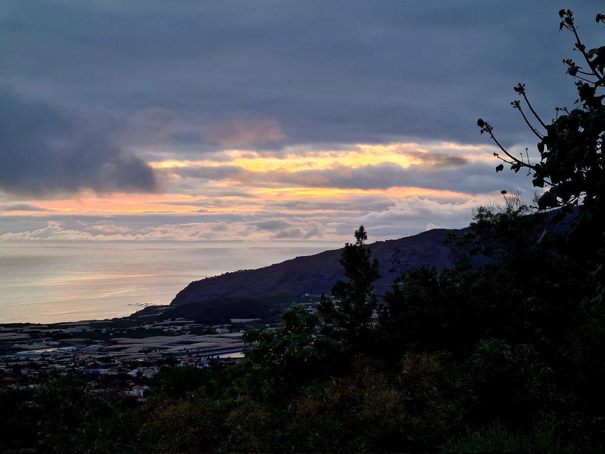 This evening sky says some rain will arrive. Will see tomorrow. #LaPalma