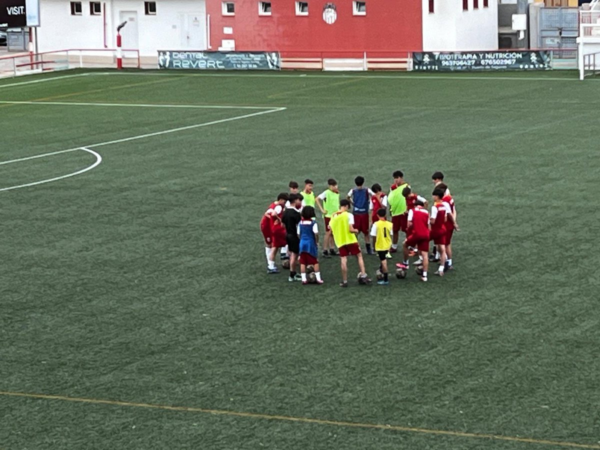 FutbolBaseCDA's tweet photo. Arrancamos el fin de semana con FLOW🔥 Semana de entrenamiento y la cuenta atrás para terminar en marcha. Pero llega el verano y con él nuestro Campus⚽️

#TodosSomosAcero https://t.co/jY0iQtgEr8
