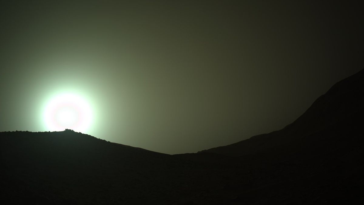 Massive sunspot that brought widespread auroras to Earth now targets Mars trib.al/VfeSanN