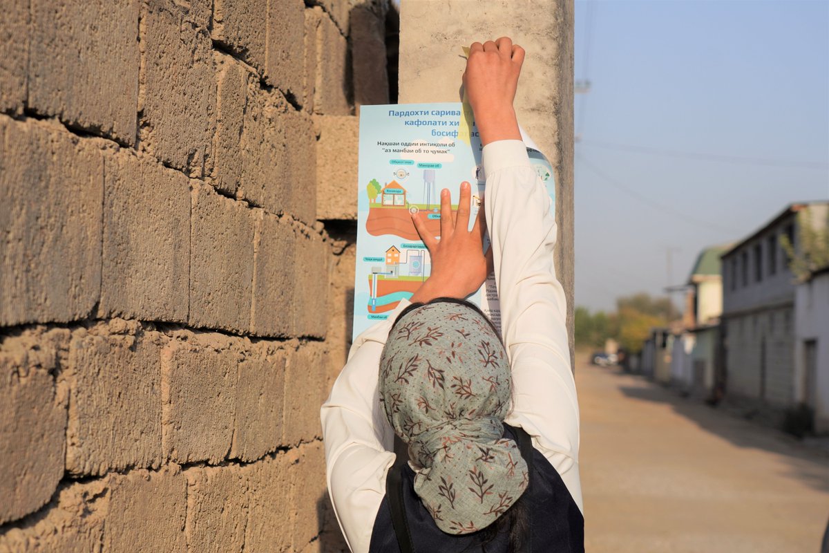 On #PhotoFridays, we show how #DevelopmentWorksHere through initiatives like this, made possible through the @USAIDAsiaHQ Tajikistan Rural Water Supply Activity! Pictured below, a volunteer raises awareness for #water conservation and safe storage practices. 📸 Bakhtiyor Mirzoev