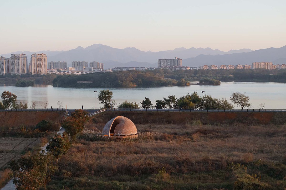 NUEVO en Arquine | La Concept Library es una concha en espiral abrazada por un campo de hierba alta, situada en una zona rural de la provincia de Zhejiang (China). | ow.ly/Xz3T50RKw5W