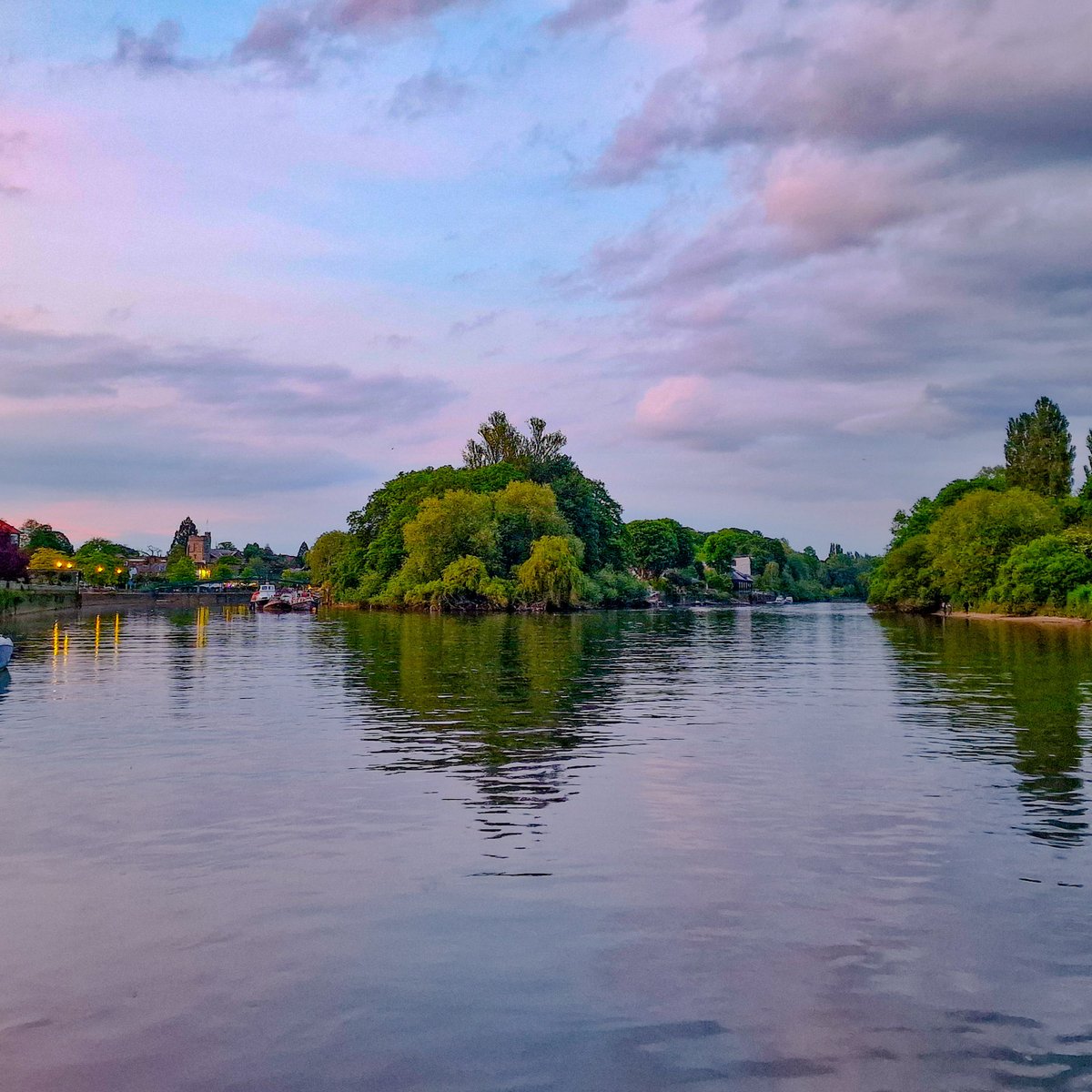 The sun sets on Eel Pie Island with some pretty pink clouds overhead. Happy Friday night! #thames #Twickenham #HappyFriday